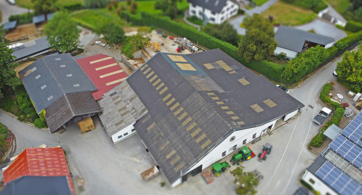 Sanierung für Reithallen und landwirtschaftliche Gebäude Luftaufnahme 1